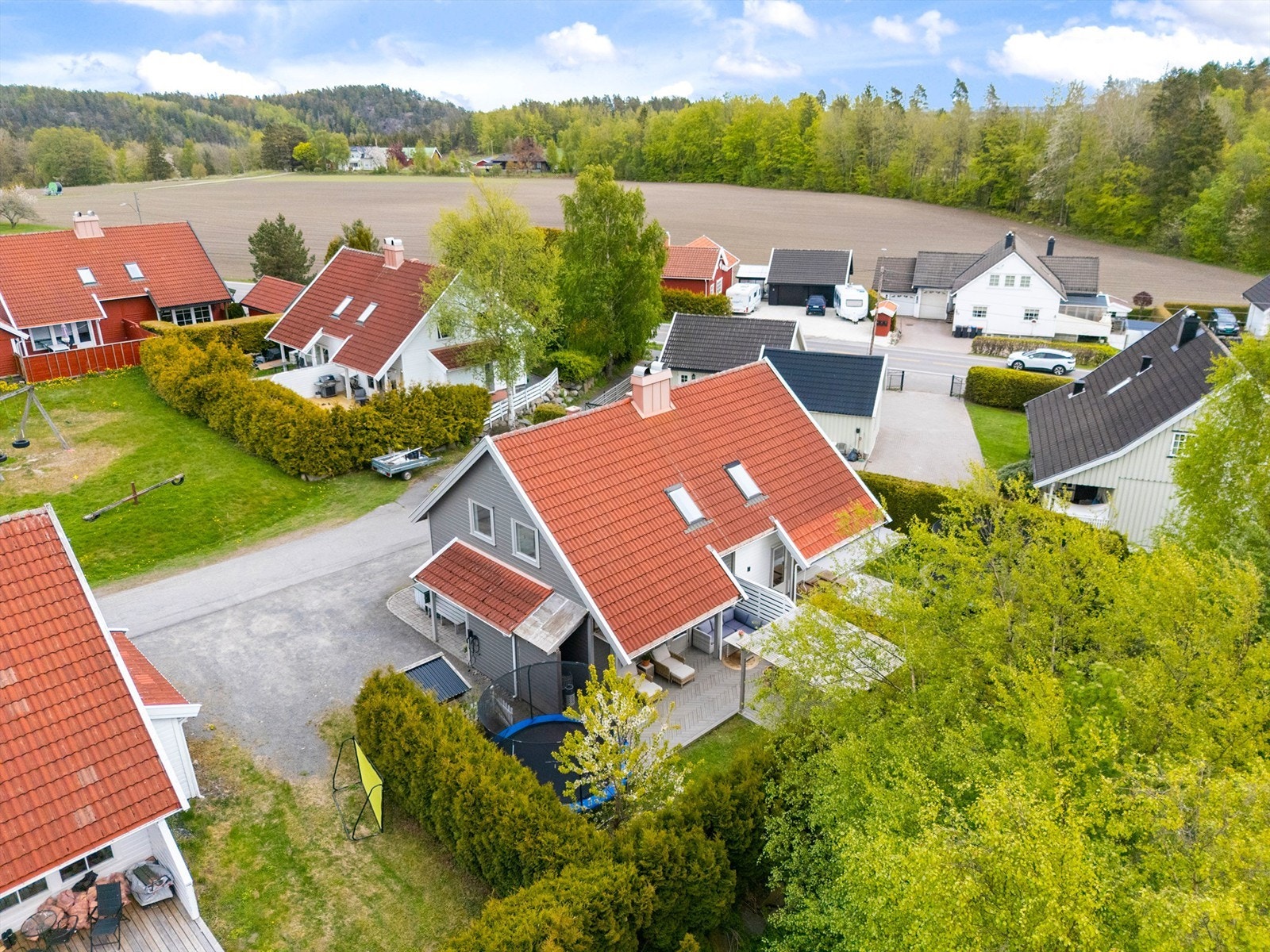 Eiendommen ligger skjermet til i enden av en stikkvei. Nabolaget består hovedsakelig av eneboliger og rekkehus. Galleribilde