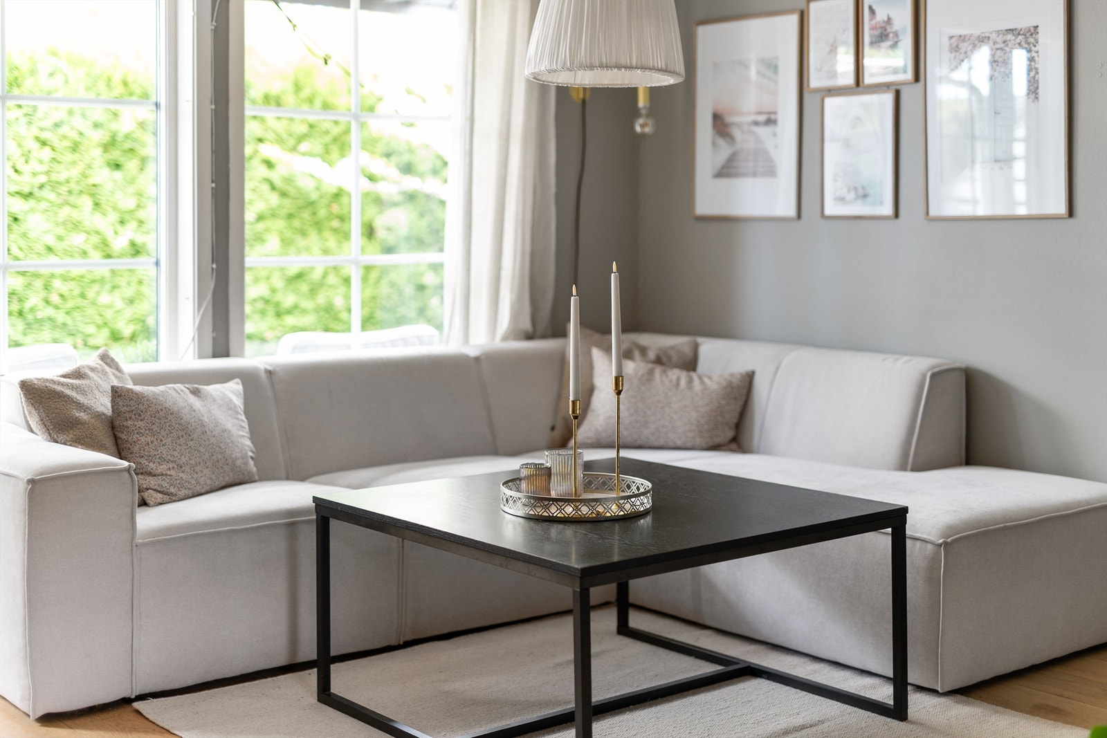 Store vindusflater gir godt med lys inn i stuen. Galleribilde