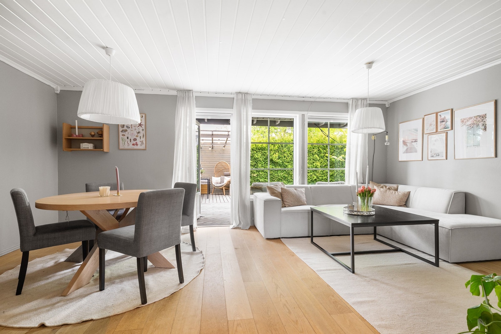 Stuen har plass til både sofagruppe og spisebord, med direkte utgang til uteplassen. Galleribilde