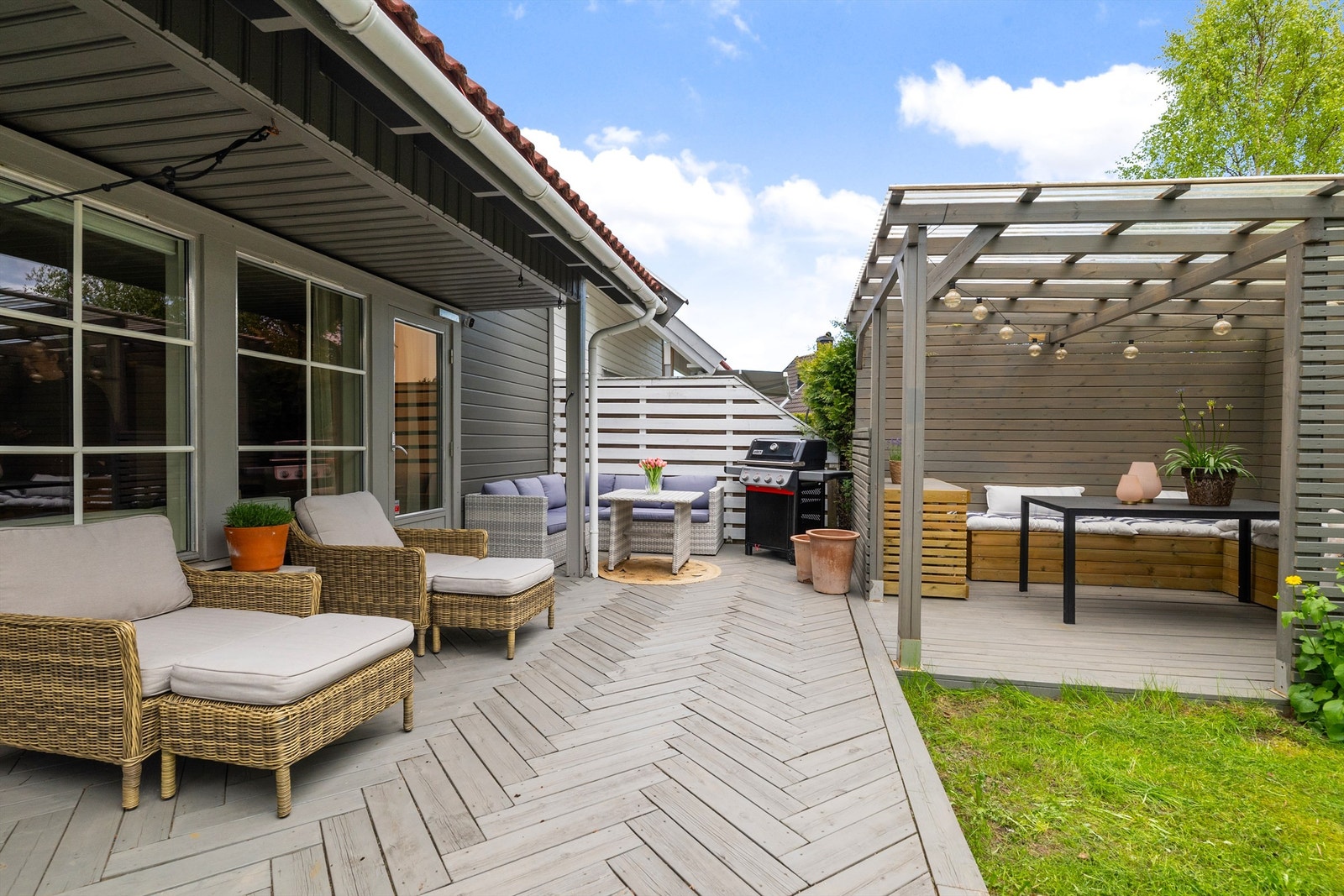 Den store uteplassen ( 36kvm ) har en platting av trykkimpregnerte terrassebord og rikelig med plass til flere sittegrupper. Galleribilde