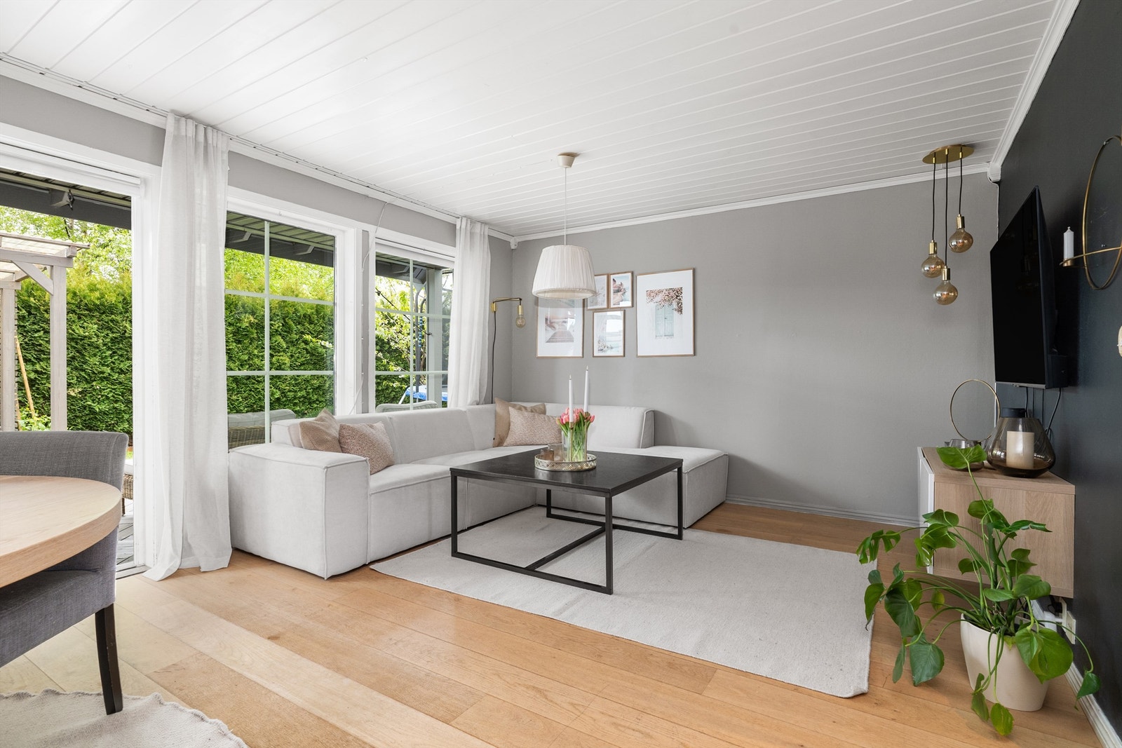 Gjennomgående parkett i stuen og malte plater i himlingen. Galleribilde