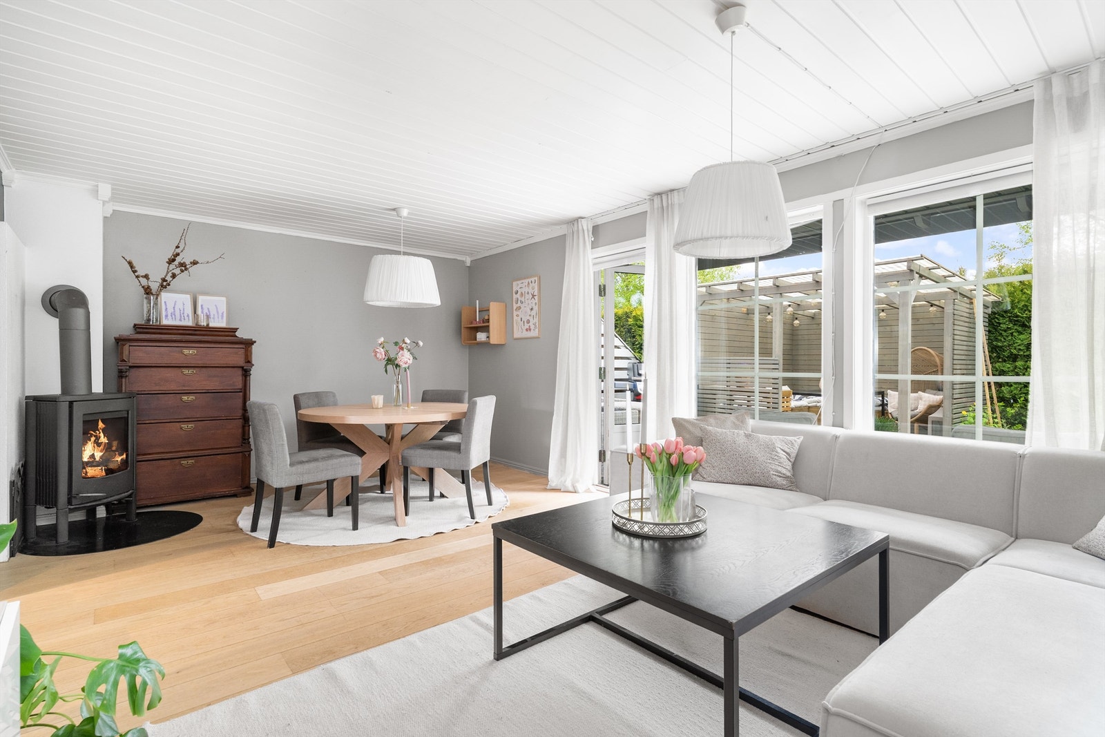 Fra stuen har du tilgang til uteområdene - som forlenger stuen i sommermånedene. Galleribilde