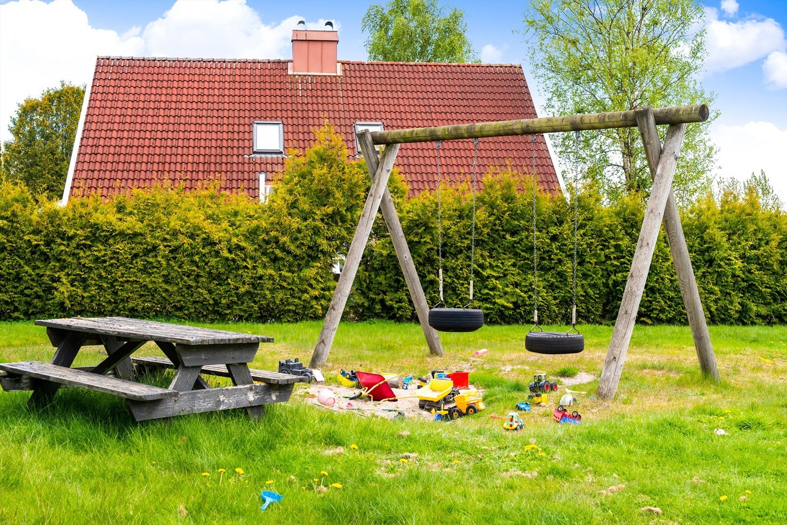 Felles lekeplass i et stille og rolig nabolag. Galleribilde