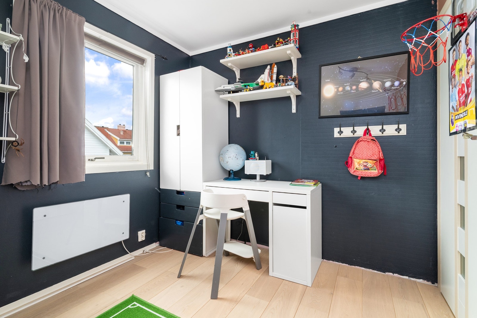 Vegger med panelplater og parkett på gulvet. Galleribilde