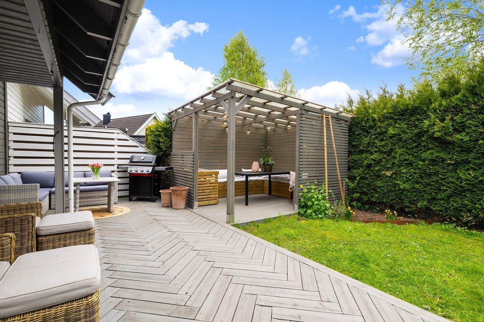 I forlengelsen av plattingen ligger en pergola med tett tak, bygget i 2021. Galleribilde