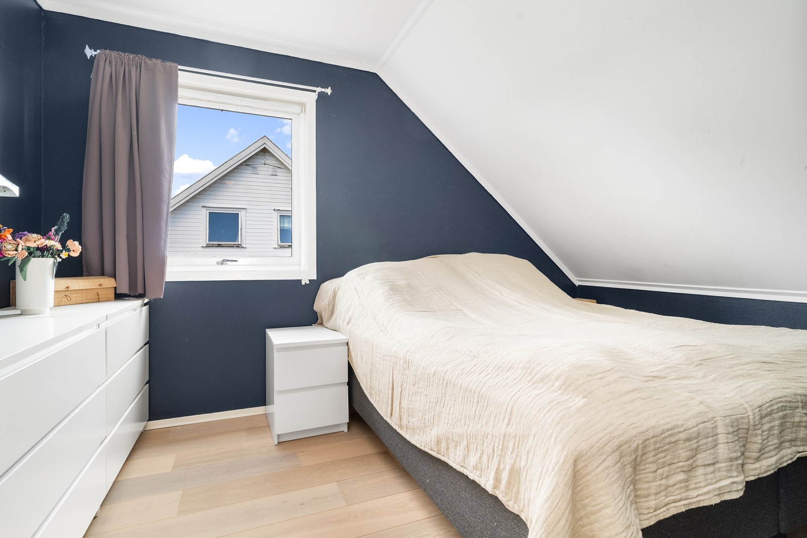 Hovedsoverom med plass til dobbeltseng og oppbevaringsmøbler. Galleribilde