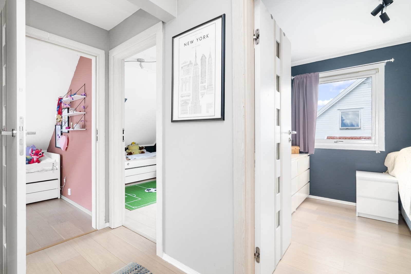 Loftsetasjen inneholder bad og tre romslige soverom. Galleribilde