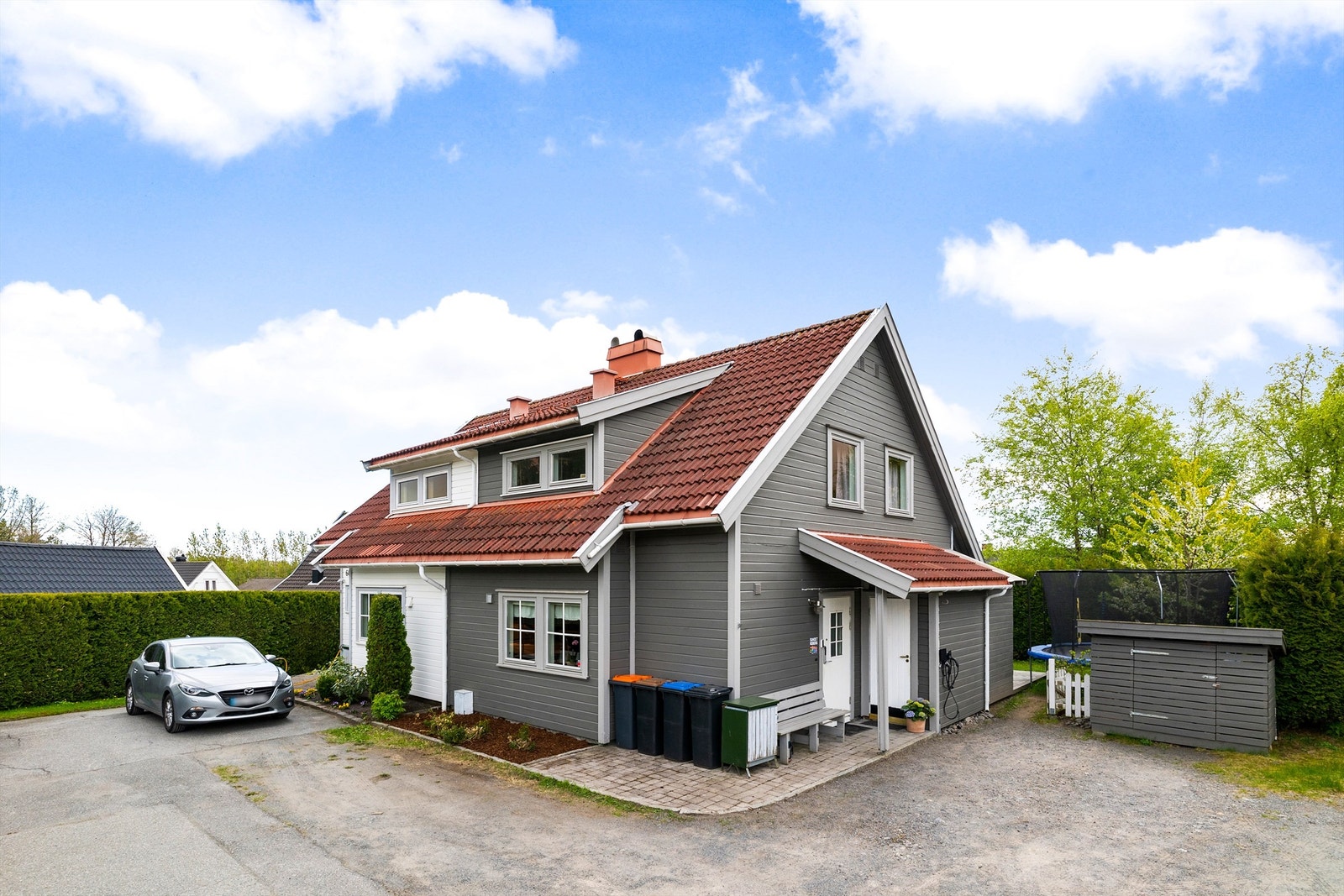 Gruset gårdsplass med plass til flere biler. Galleribilde