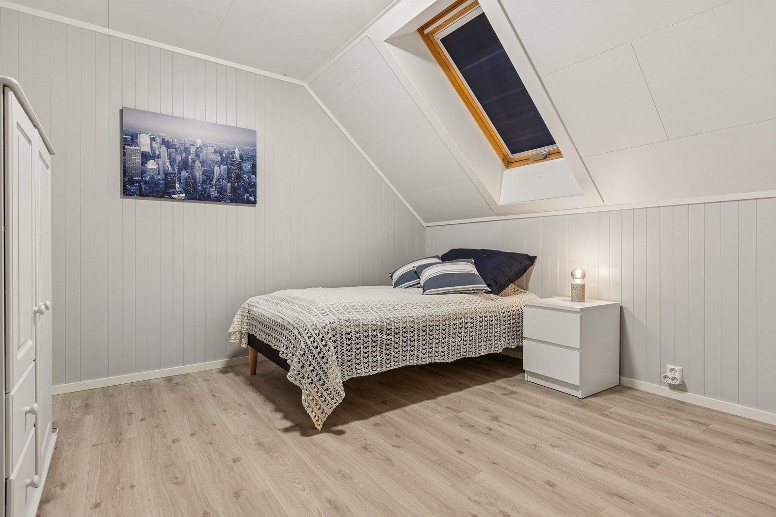 Soverom 2 med takvindu og plass til seng og oppbevaring. Galleribilde