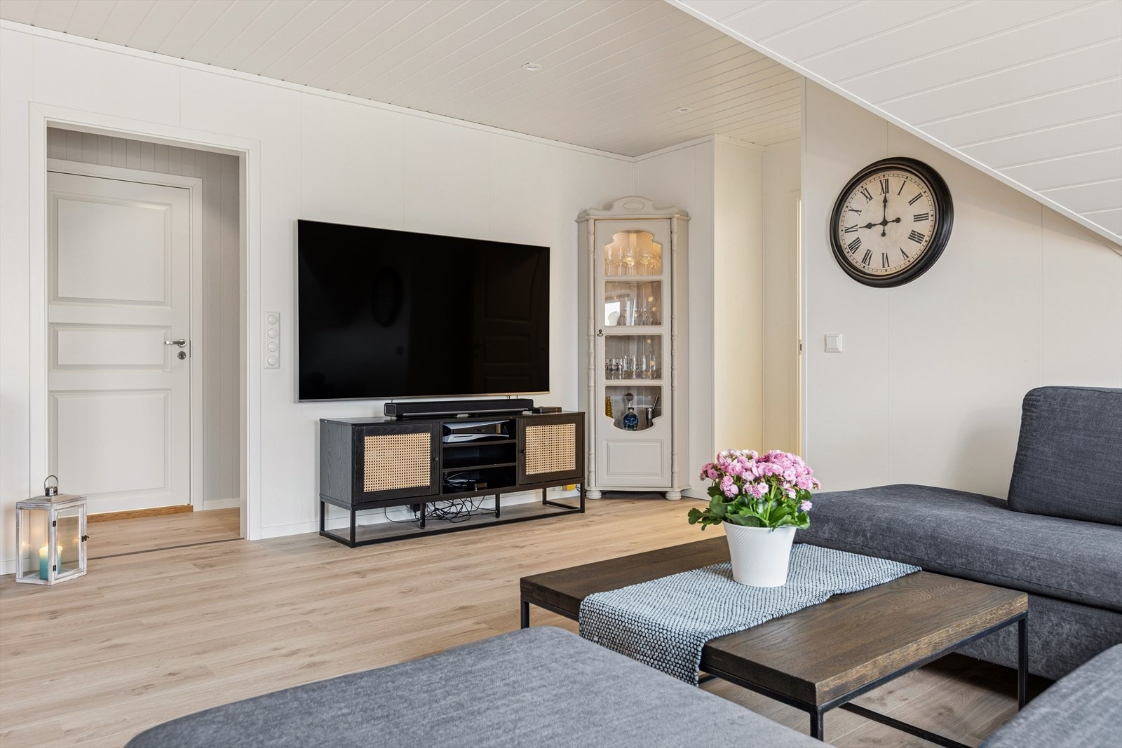 Lys og moderne 3-roms leilighet med åpen stue- og kjøkkenløsning. Galleribilde