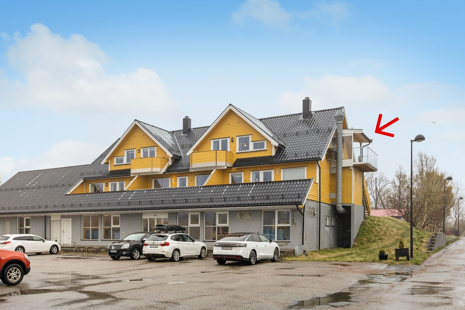 Fasade Inngang til leilighet øverst til høyre i bildet Galleribilde