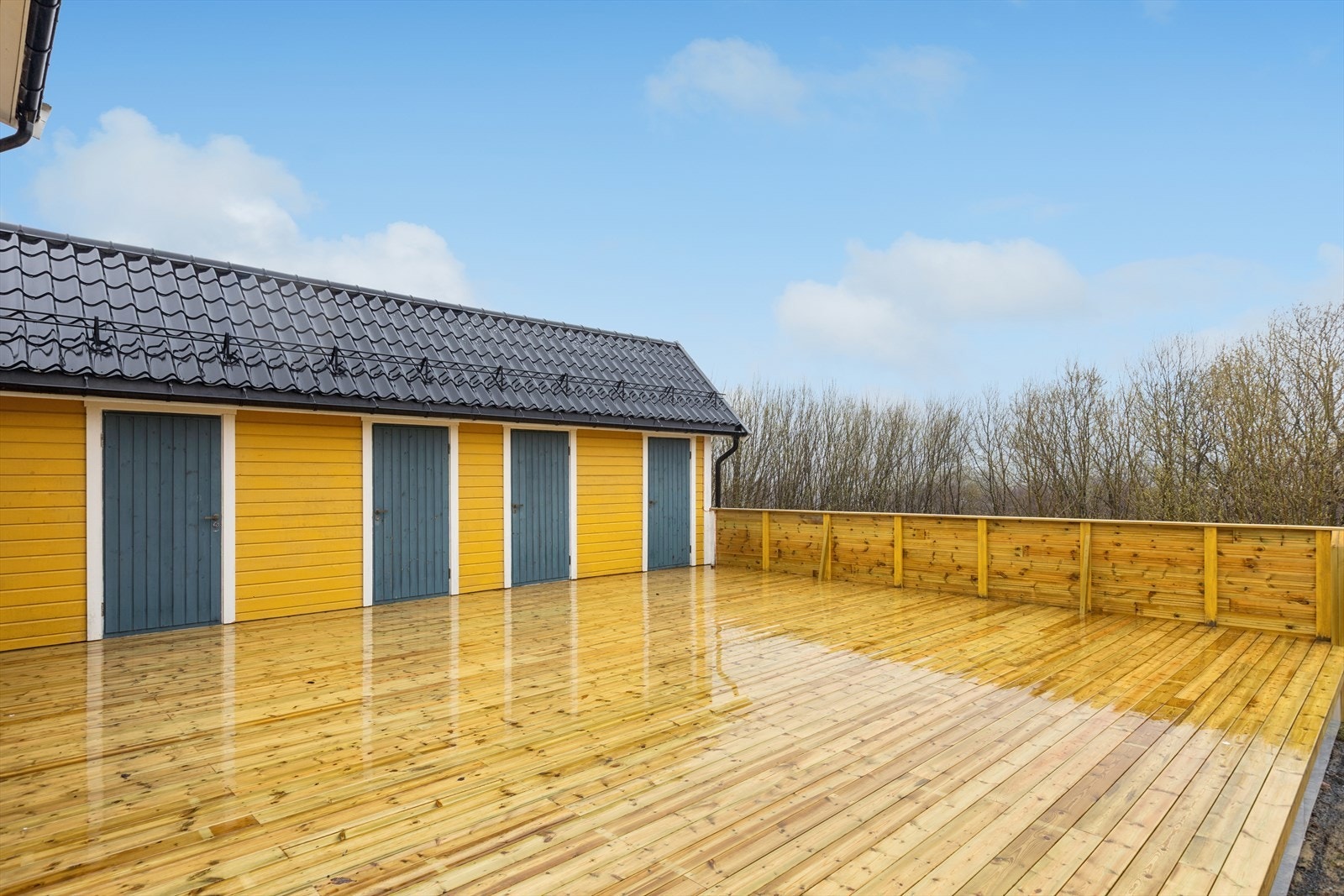 Stor og romslig felles terrasse som disponeres av sameiet Galleribilde