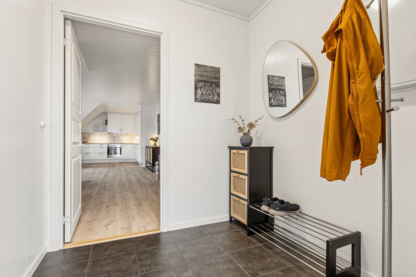 Velkommen inn i stor gang med god plass til å henge fra seg yttertøyet. Galleribilde