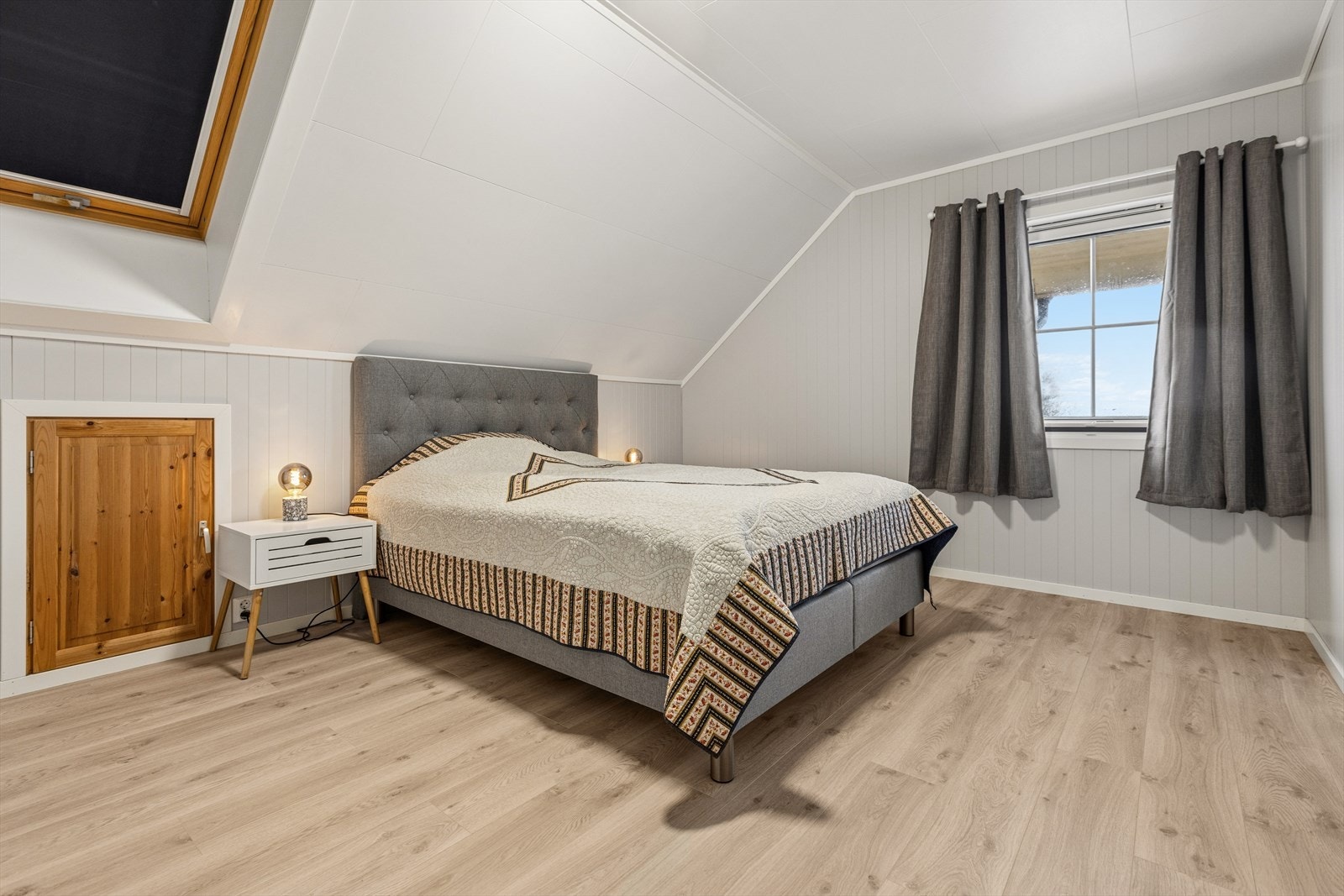 Lyst og romslig hovedsoverom med god plass til dobbeltseng. Galleribilde