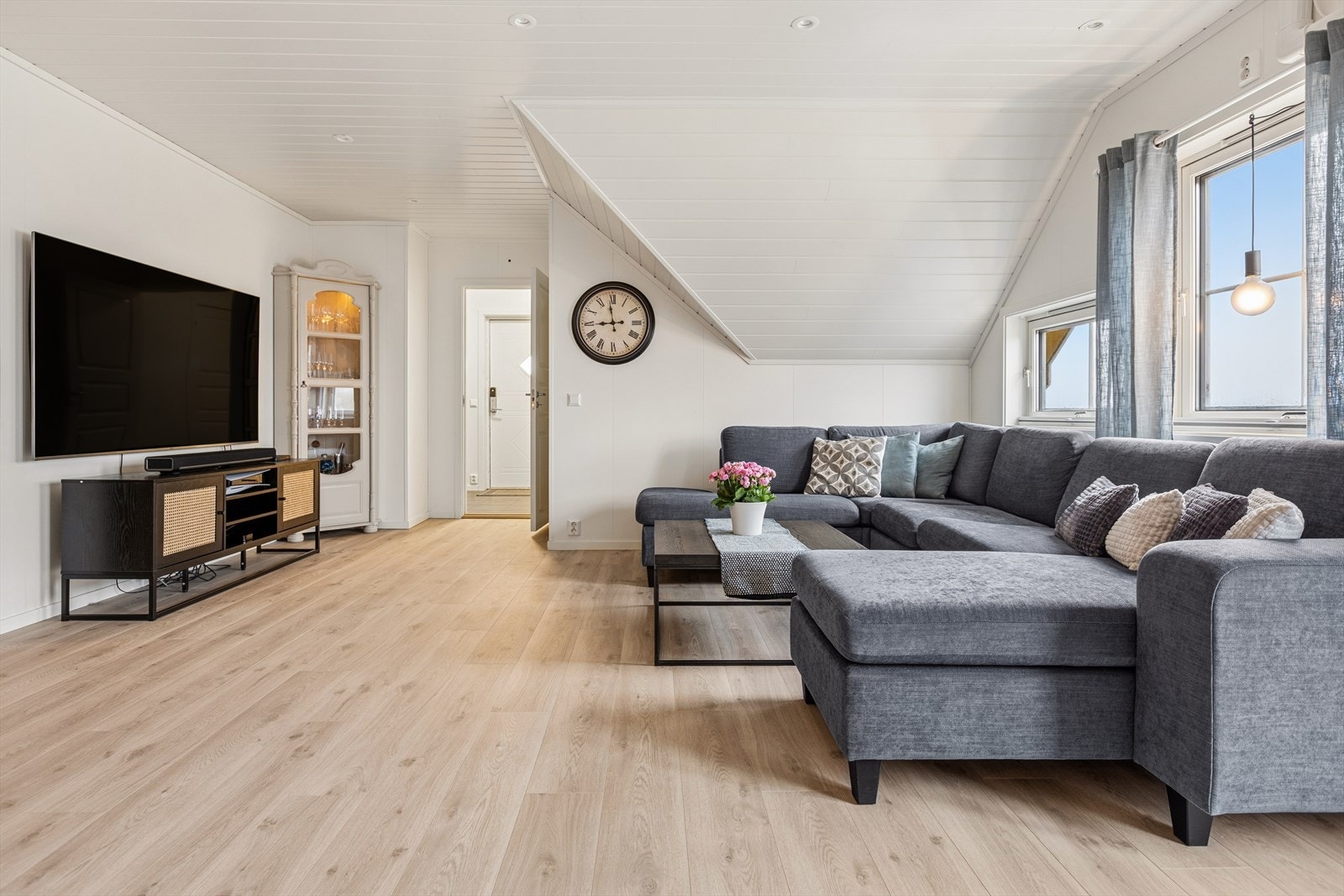 Innbydende stue med åpen og fleksibel møblering. Galleribilde