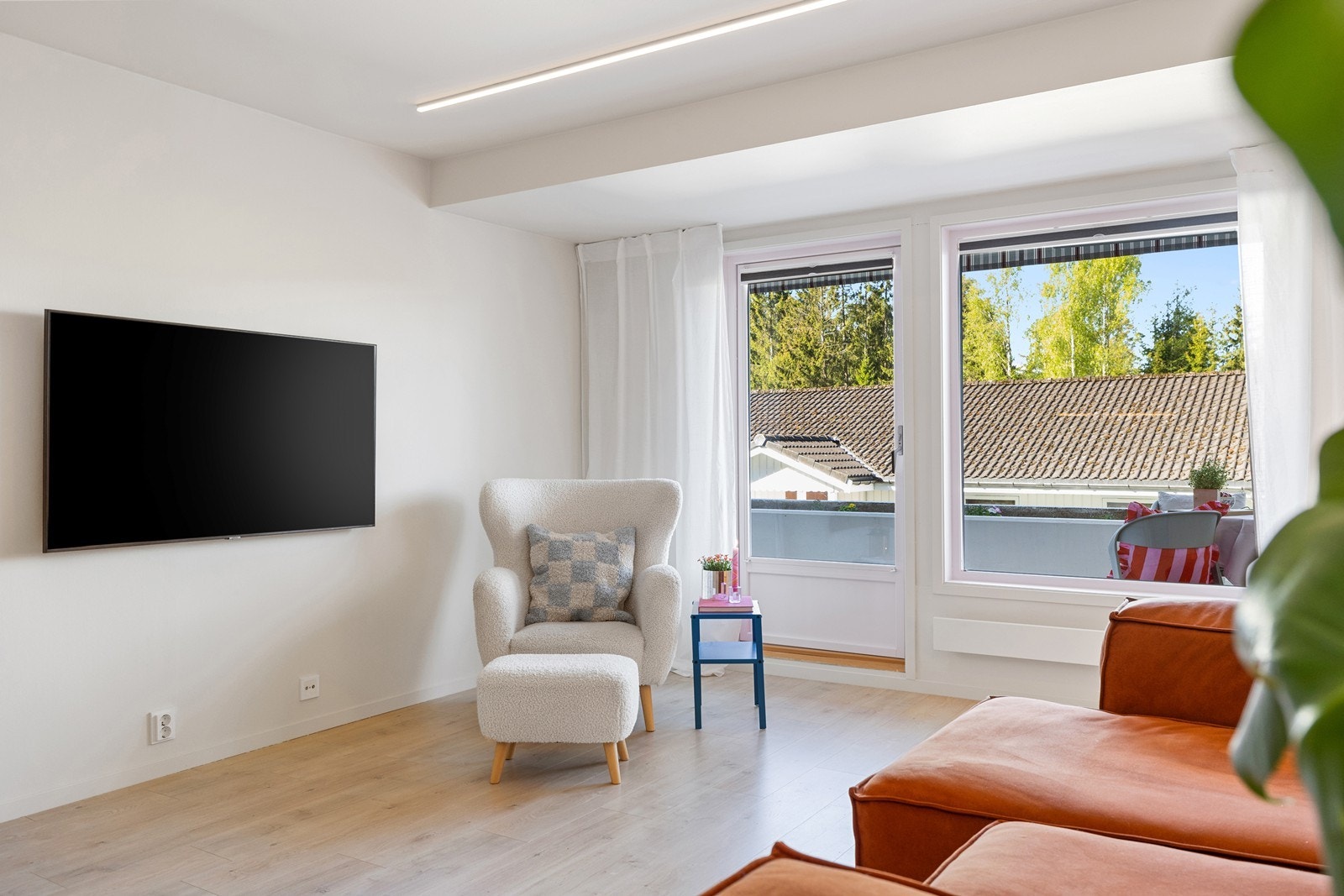 Utgang til balkongen hvor man virkelig kan nyte sommeren Galleribilde