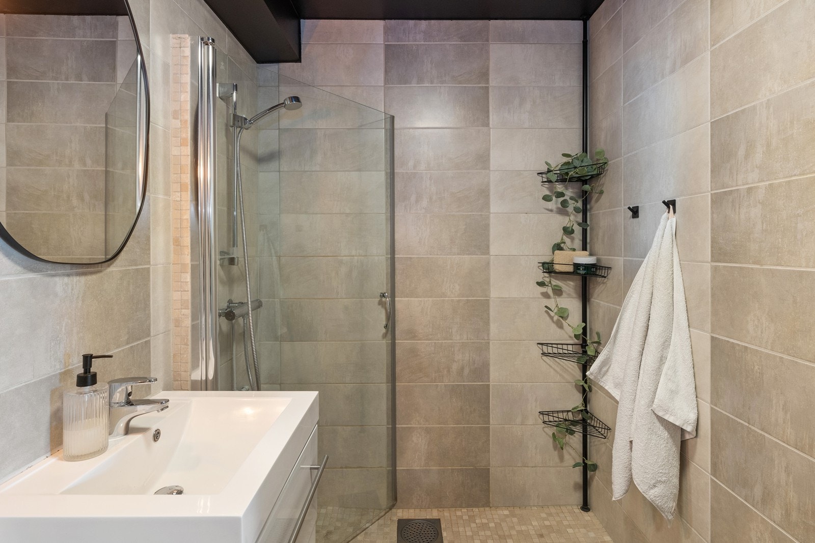 Badet er flislagt og det er satt inn dusj dør med glass Galleribilde