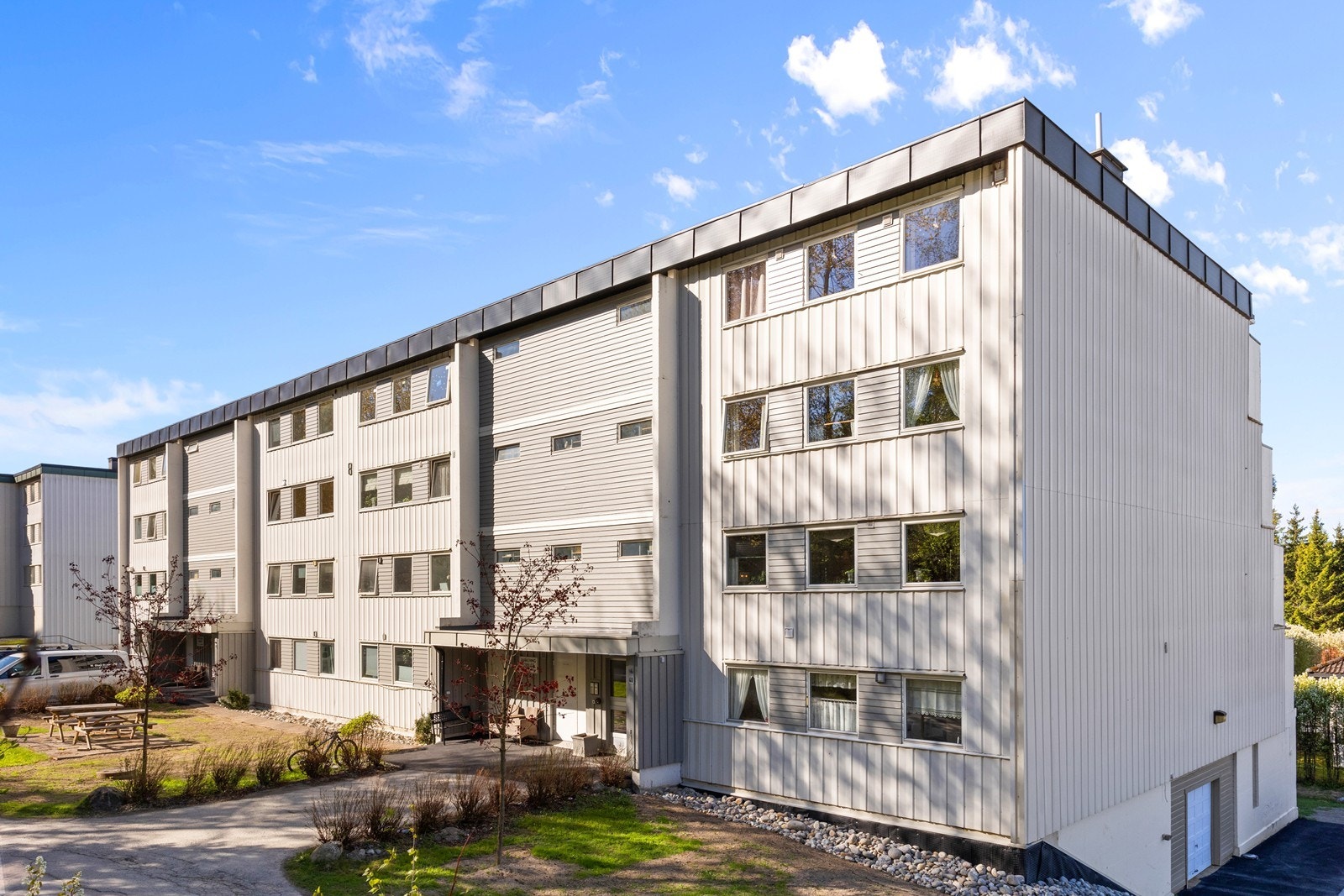 Det er opparbeidede fellesområder på utside av blokka Galleribilde