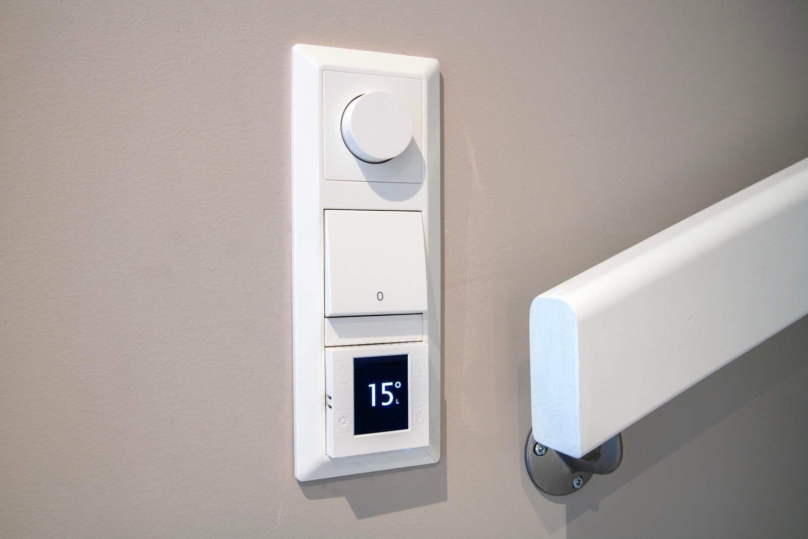 Boligen får elektrisk oppvarming, herunder med gulvvarme i entreen, begge bad og bod. Galleribilde