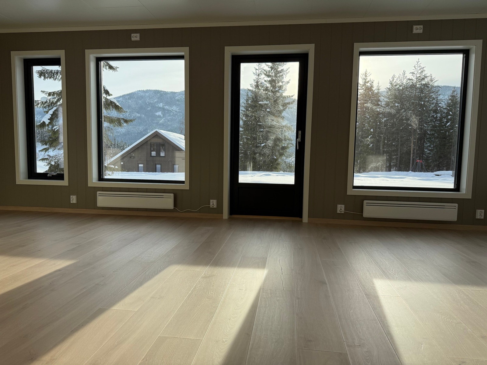 Rommet får vindusflater på tre side, noe som gir et flott gjennomlys. Galleribilde
