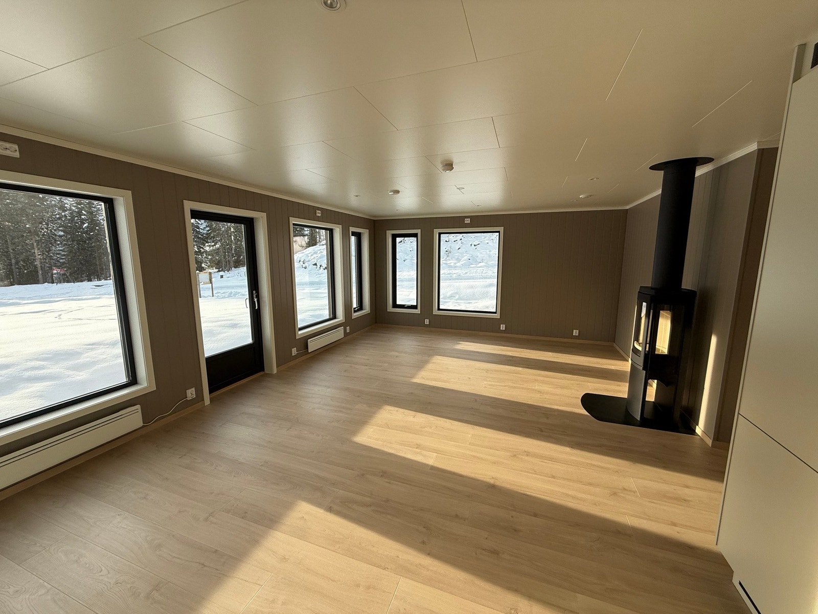 På gulvet legges det kvalitetslaminat fra Pergo av typen Fresh Nordic Oak, og veggene males i standard eller valgt farge. Galleribilde