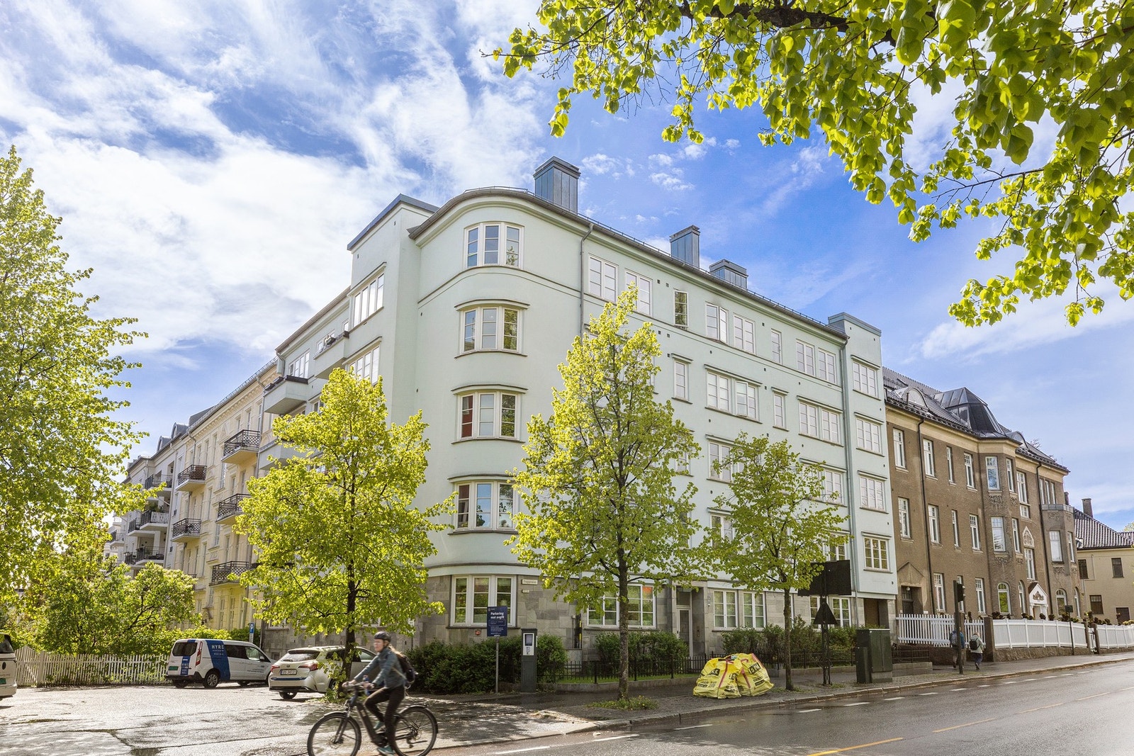Boligen ligger rett ved vakre Frognerparken og med nærhet til både Slottsparken og Uranienborgparken Galleribilde