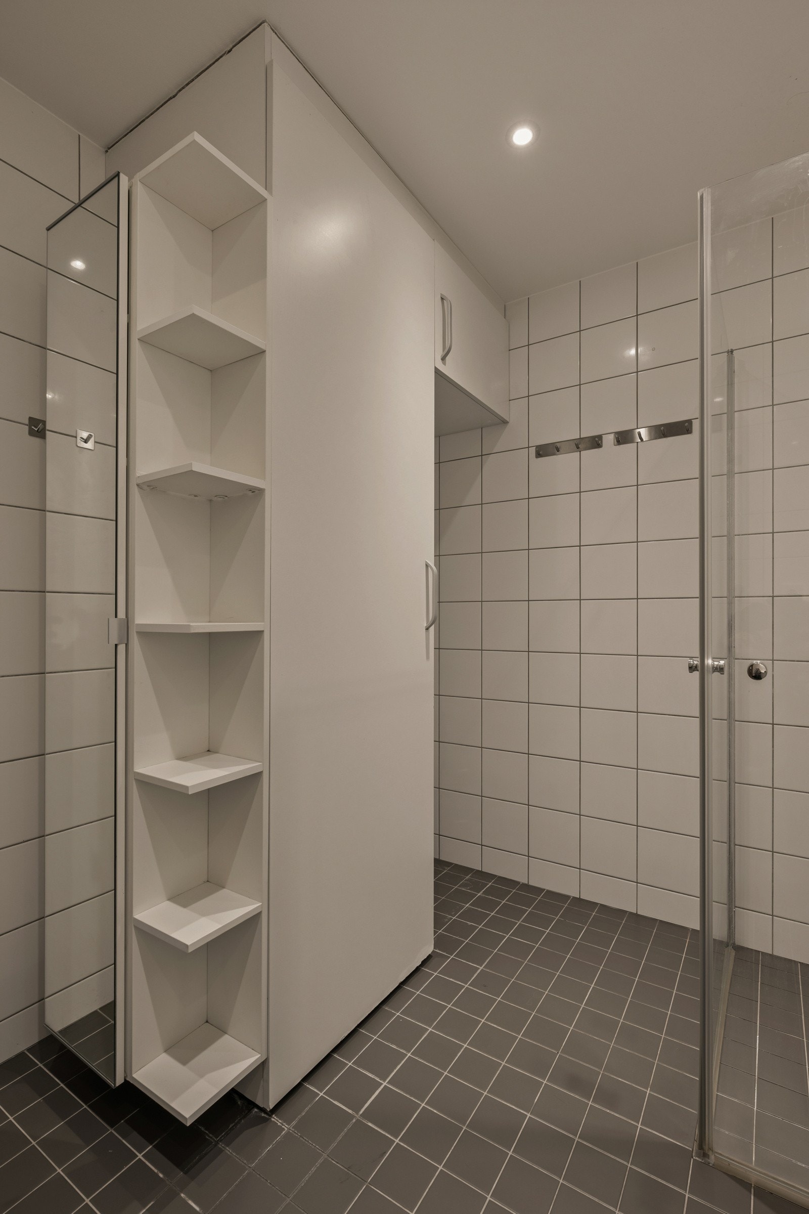Praktisk skap med plass til vaskemaskin. Galleribilde