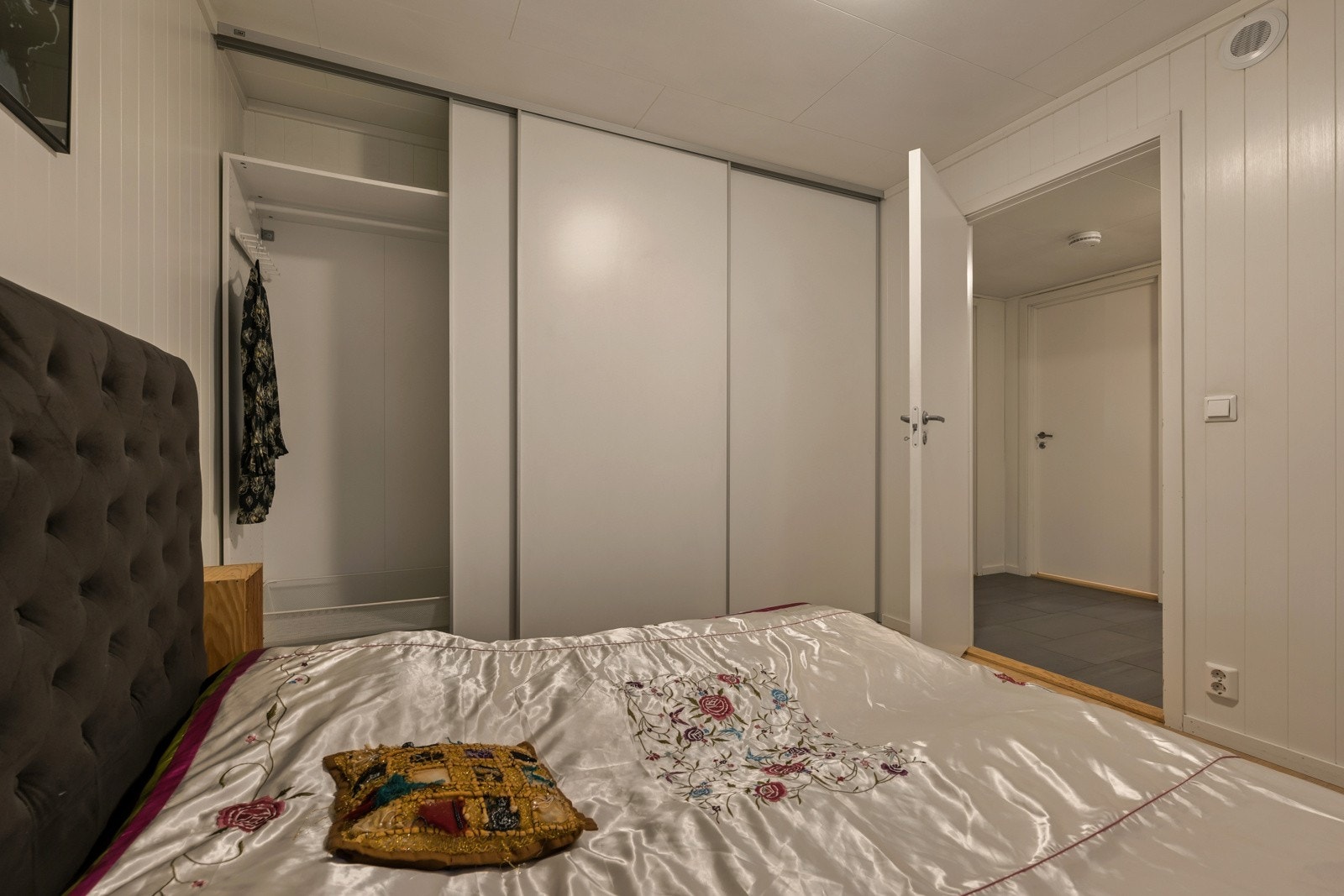 Hovedsoverom med god plass til lagring i garderobeskap. Galleribilde