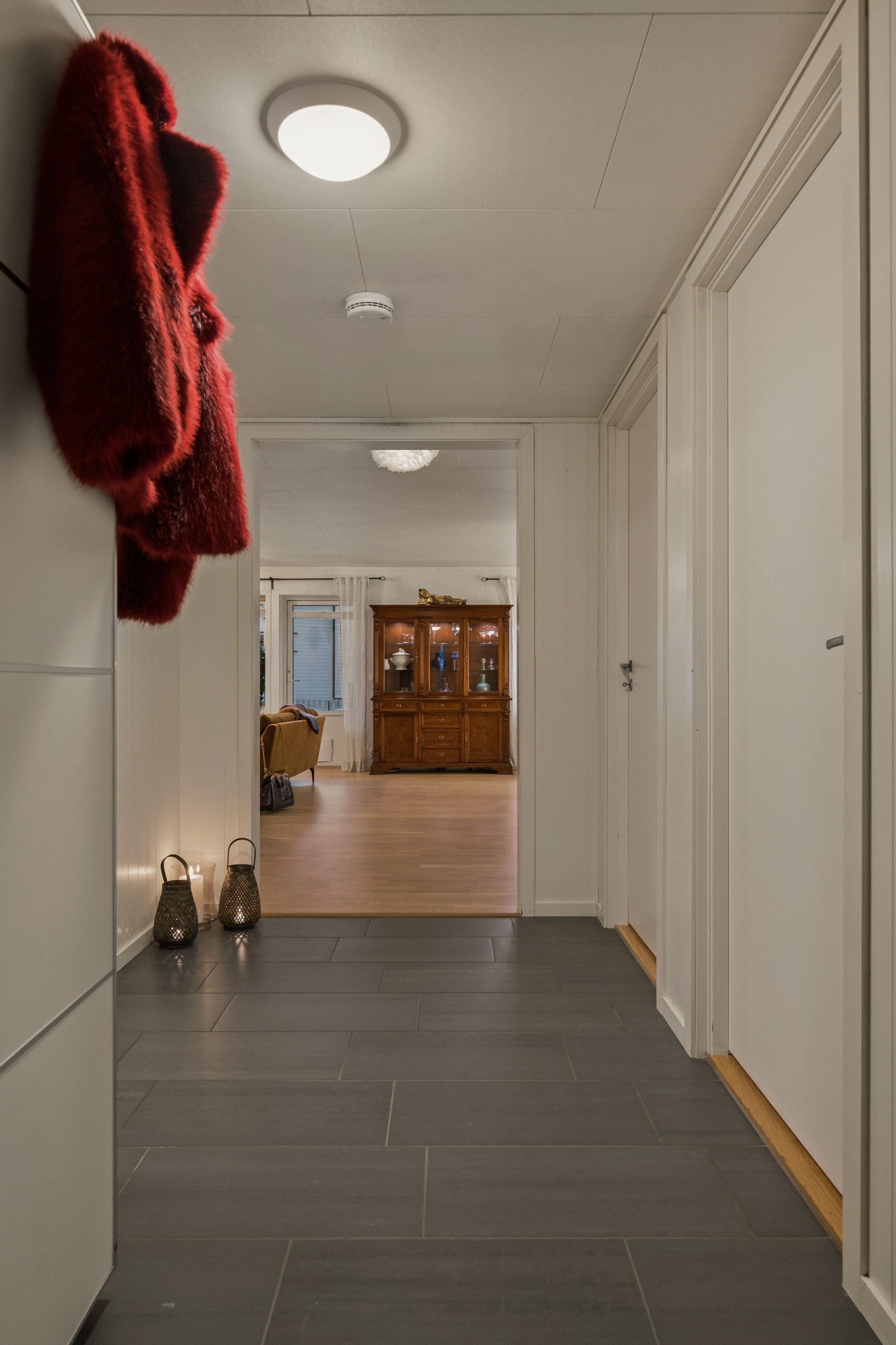 Entréen har meget god plass til å henge fra seg, samt annet møblement. Galleribilde