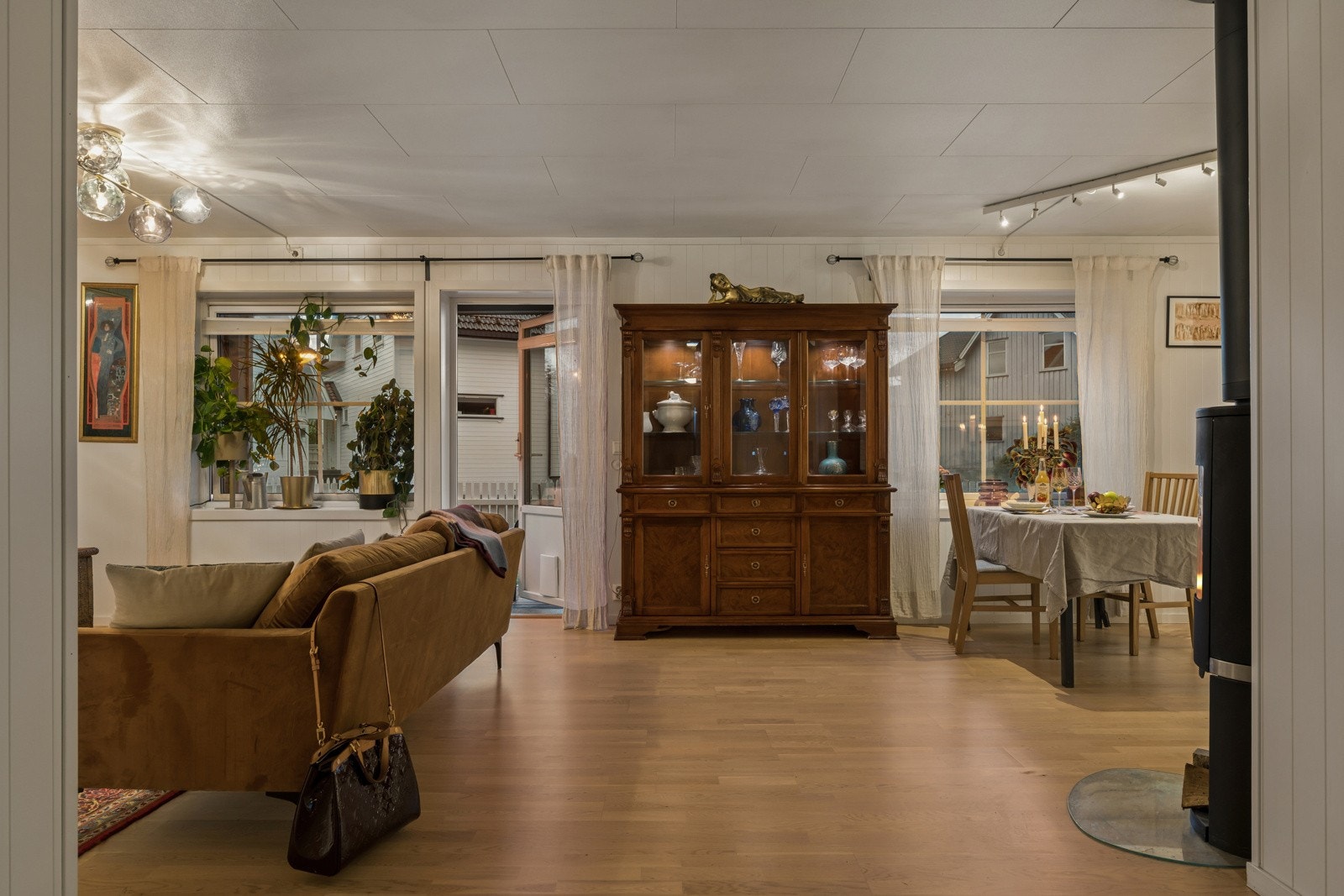 Romslig åpen stue/kjøkken-løsning. Galleribilde