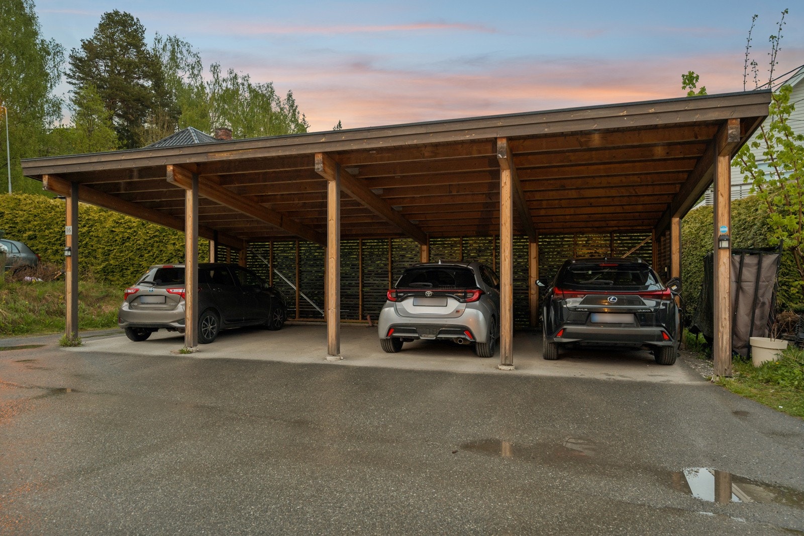 Parkering i carport. Oppsett for el-bil lader. (mangler bare kloss) Galleribilde