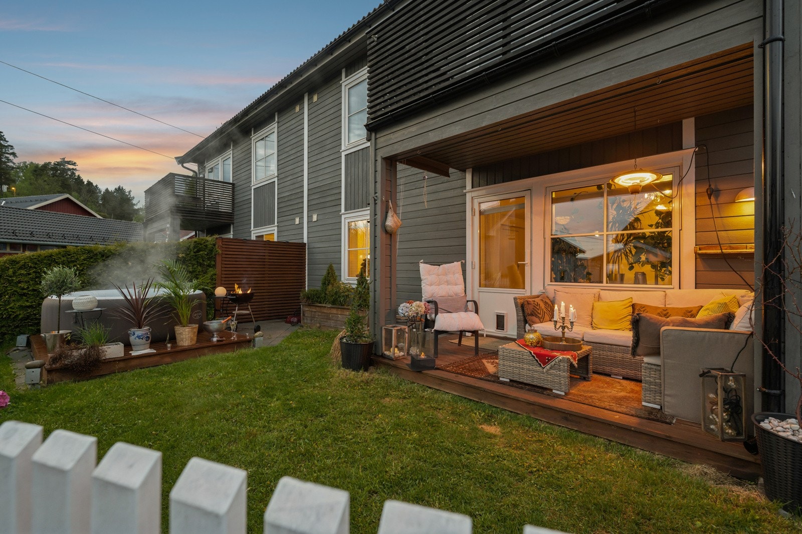 Hyggelig uteområde med koselig platting, plass til boblebad og en velholdt plen! Galleribilde