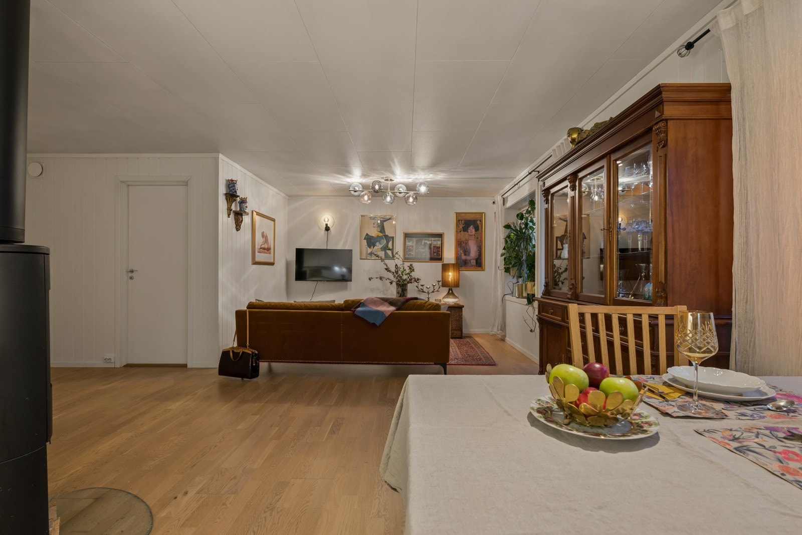 Den åpne løsningen gir leiligheten en romslig og lun følelse. Galleribilde