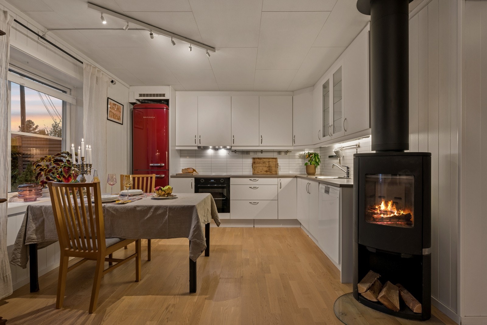 Moderne kjøkken med glatte fronter. Galleribilde