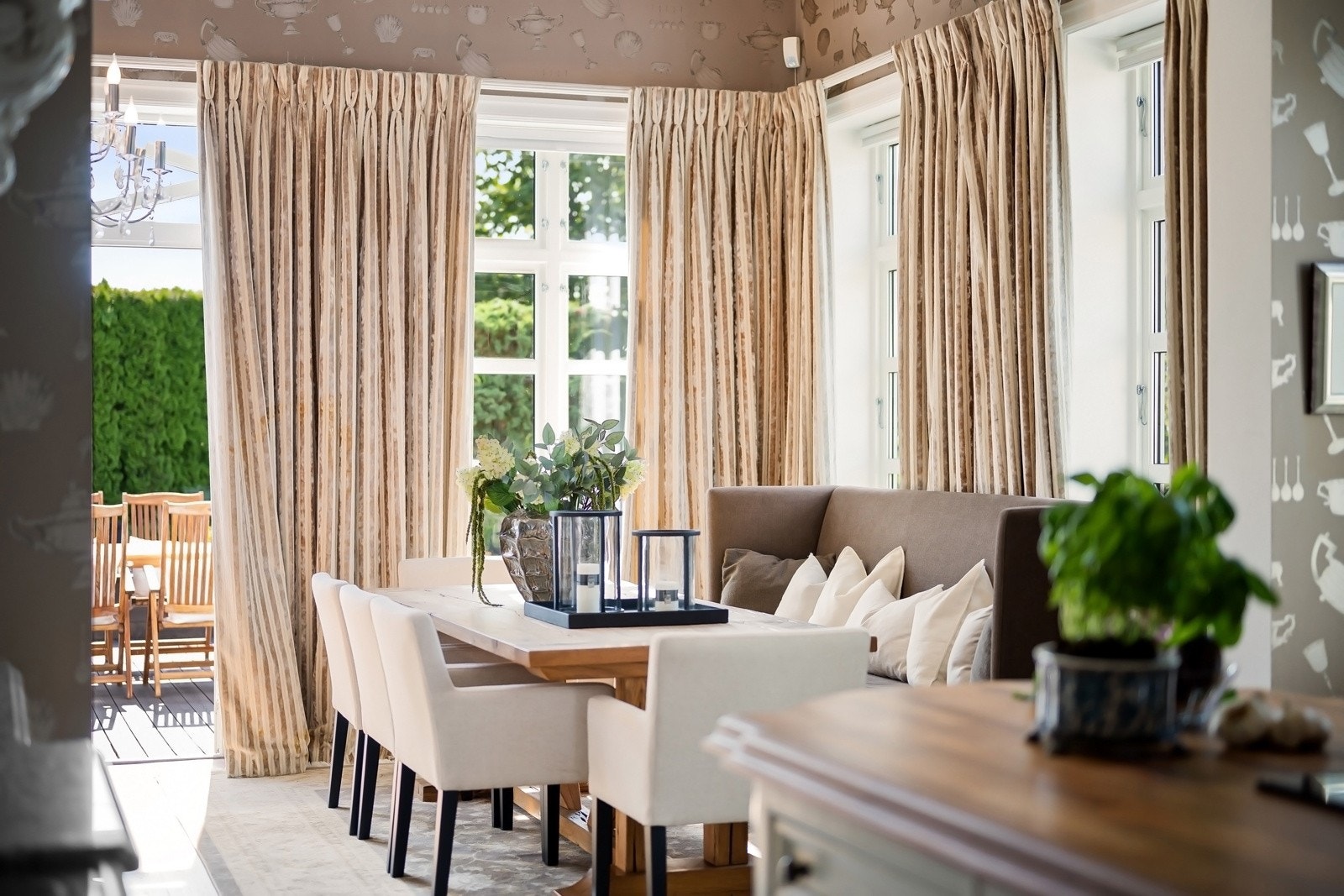 Fra spisestuen har man direkte utgang til terrasse. Galleribilde