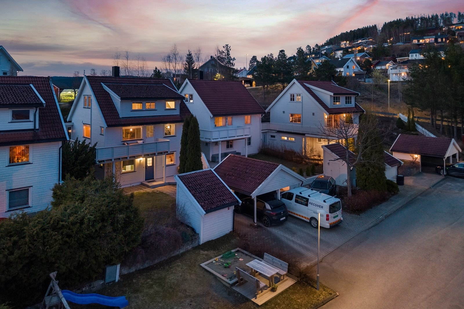 Boligen har en attraktiv beliggenhet i Steinkjer, med sørvestvendt orientering, gode solforhold og nærhet til Beitstadfjorden. Galleribilde