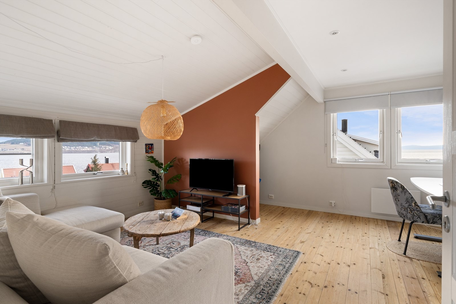 I loftetasjen finner man en romslig stue med kontorhjørne, to soverom og eget bad. Galleribilde