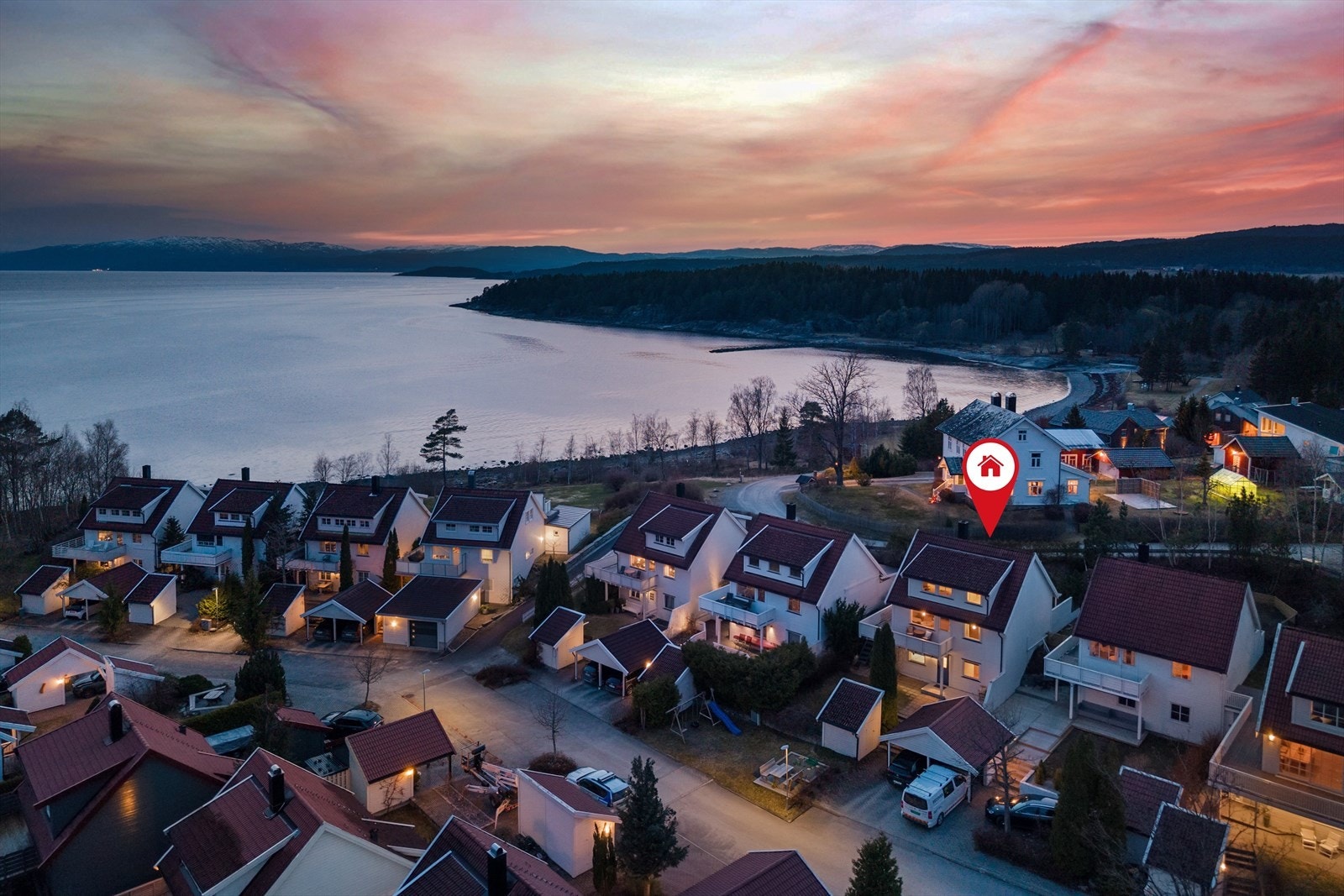 Aktiv Eiendomsmegling v/ Hallvard Fjone har gleden av å presentere Nedre Steinvikveg 5 - en lekker enebolig beliggende i et attraktivt boligområde i Steinvika. Galleribilde