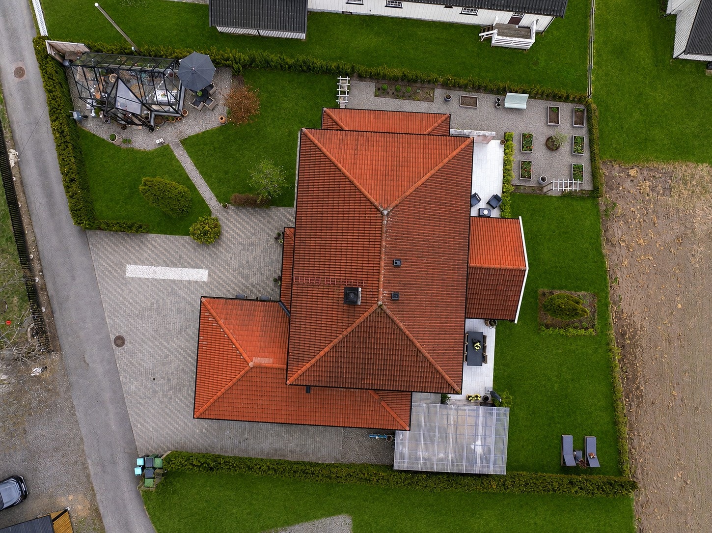 Eiendommen har en attraktiv og fredelig beliggenhet i et etablert og familievennlig boligområde. Galleribilde
