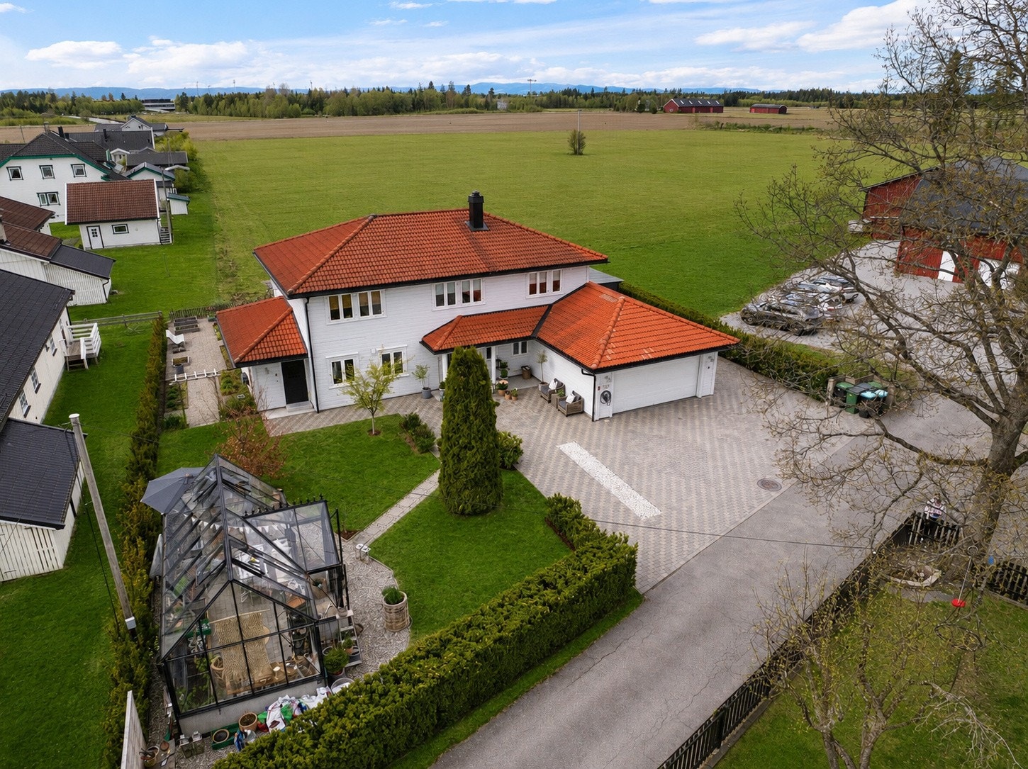 En innholdsrik og oppgradert enebolig med en rolig og tilbaketrukket beliggenhet, samtidig som du har kort vei til Jessheim. Galleribilde