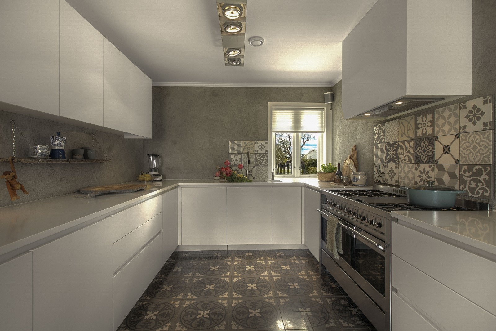 Kjøkkenet fra Multiform har en tidløs innredning med glatte fronter og en solid benkeplate i Corian. Galleribilde
