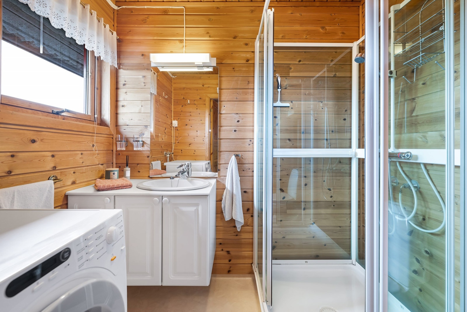 Det er fint mulig å ha vaskemaskin på badet. Galleribilde