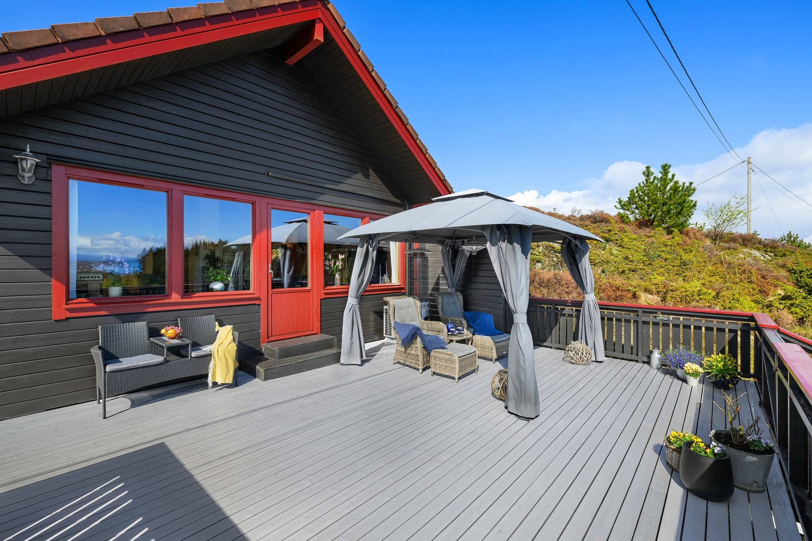 Koselig terrasse med mange bruksområder omringer store deler av hytten. Galleribilde