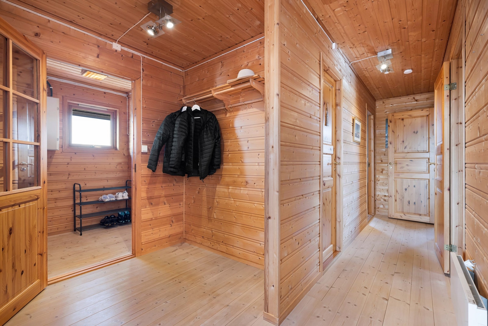 i mellomgangen er det god plass til å henge fra seg yttertøyet Galleribilde