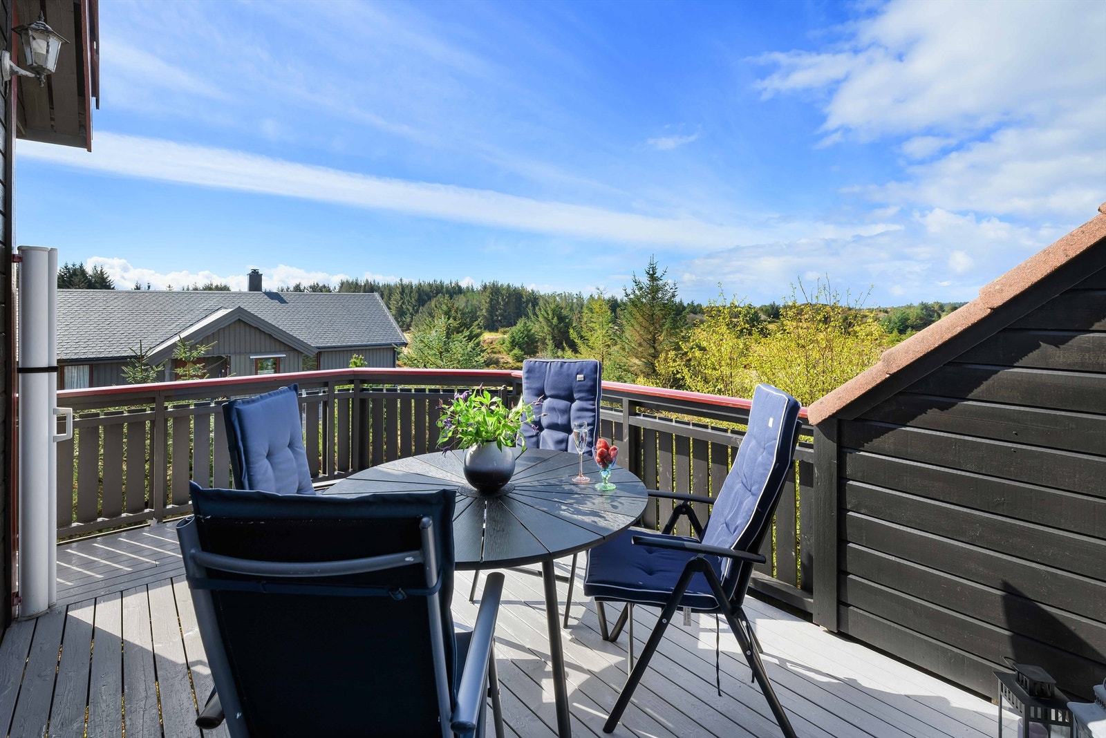 Hyggelig uteområde hvor man kan nyte middagen i finværet. Galleribilde