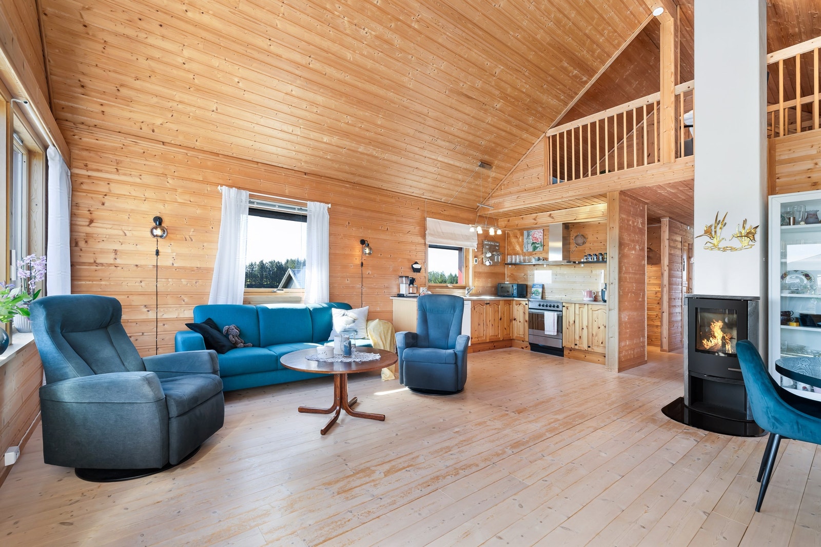 Stuen har en praktisk utforming, som bidrar til at man enkelt kan innrede med sofagruppe og spisebord i hver sin sone. Galleribilde