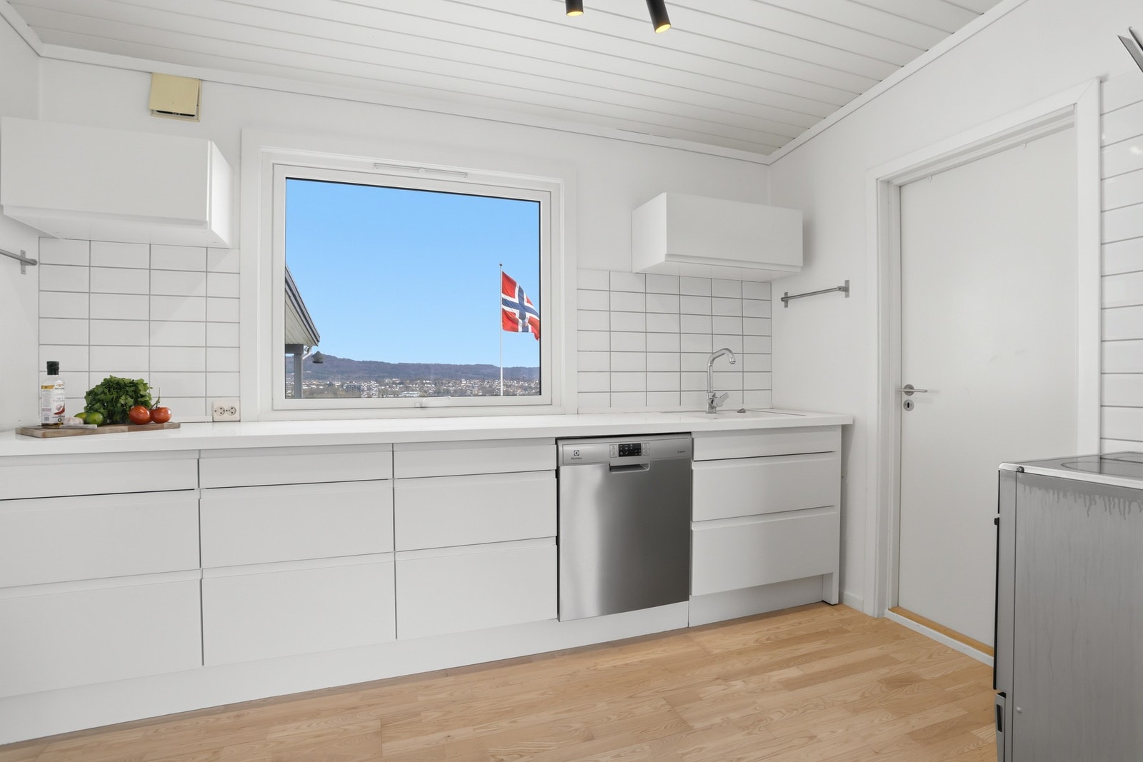 Kjøkkenet har rikelig med skap og benkplass og ligger i delvis åpen løsning mot stuen. Galleribilde