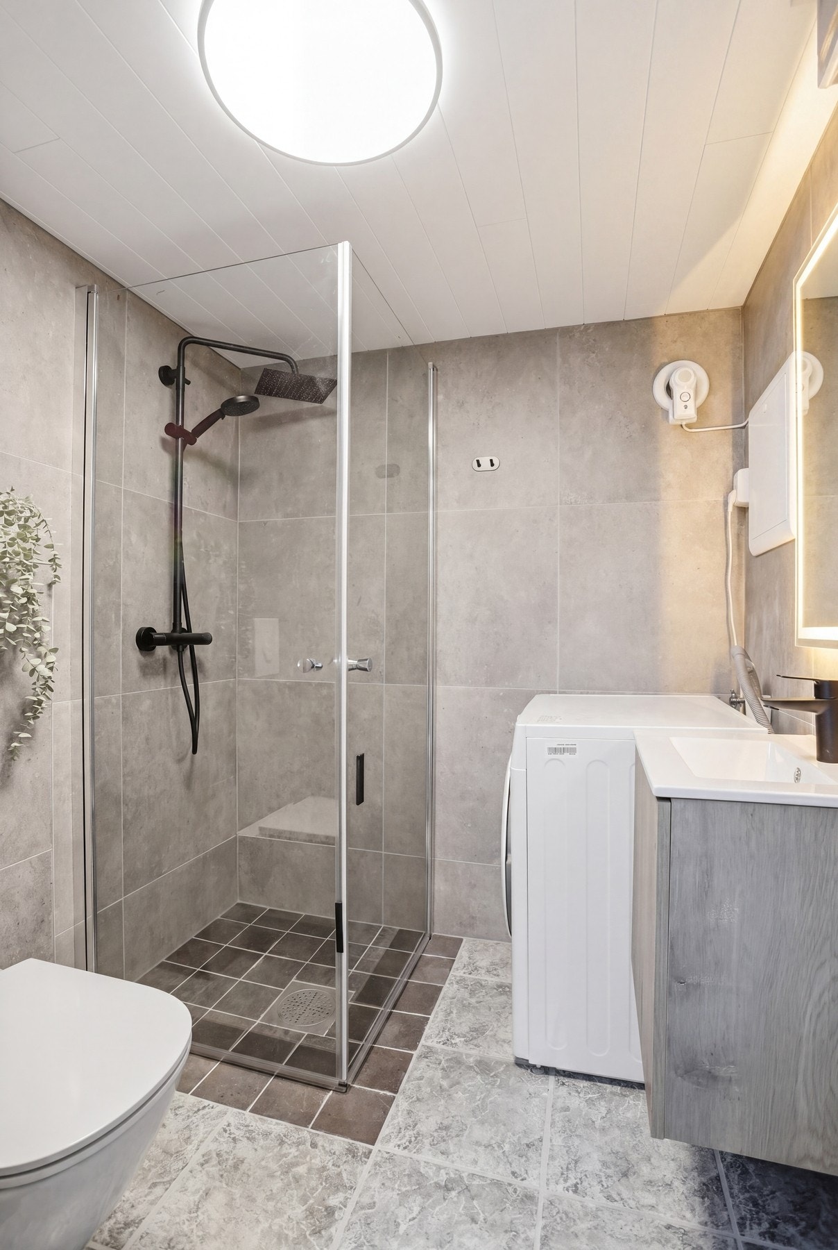 lott, flislagt bad etablert i 2025. Badet har flislagt gulv med varmekabler, flis på vegg, vegghengt toalett, montert dusjnisje samt opplegg for vaskemaskin og tørketrommel. Galleribilde