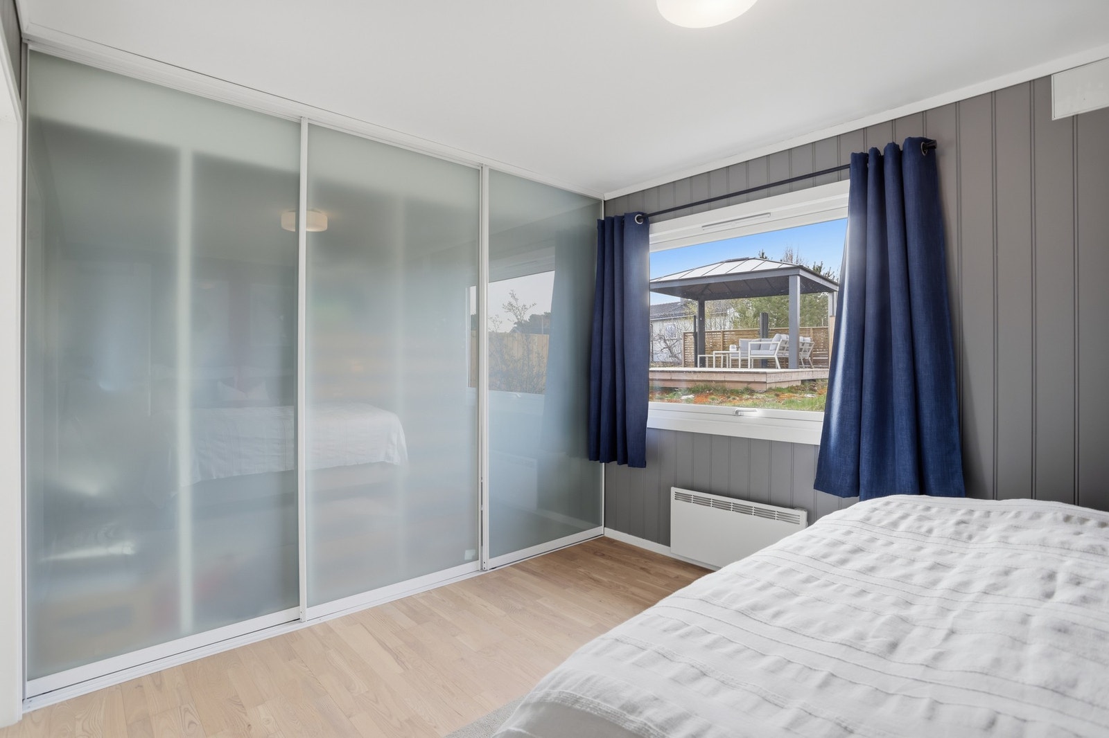 Alle rommene er av god størrelse og har plass til seng og garderobeløsning med tilhørende møblement. Galleribilde