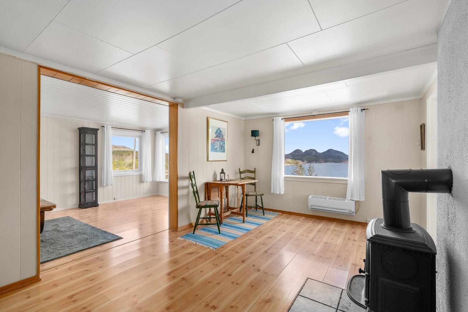 Spisestue. Her har man sjøutsikt både fra spisestu, stue og kjøkken. Galleribilde